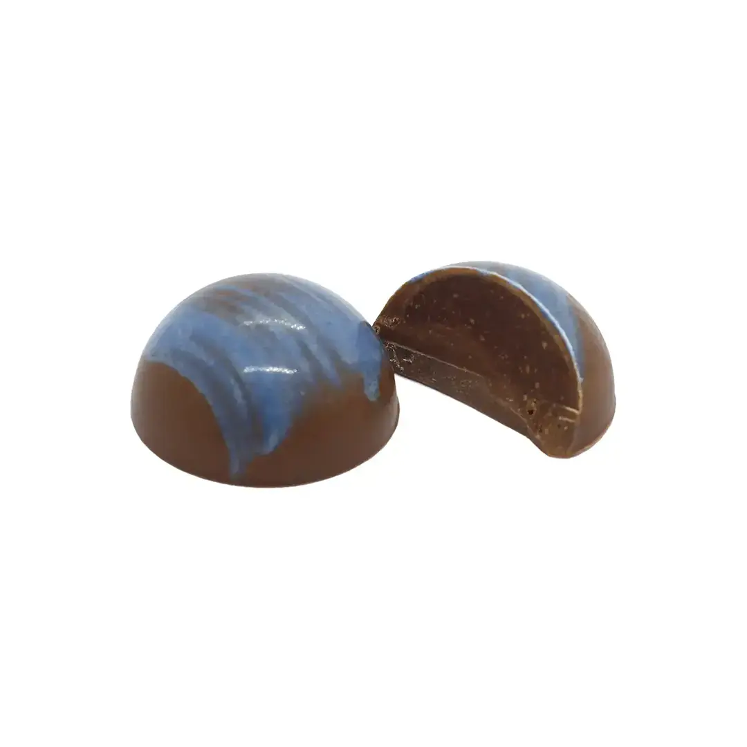 Praliné artisanal bleu coupé